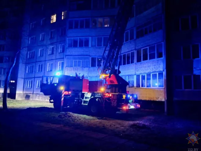В Светлогорске спасатели МЧС вынесли пенсионера из горящей квартиры